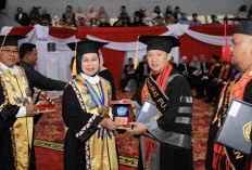 Good Job, Kepala BPKAD Lampung jadi Wisudawan Terbaik Doktor PDIE FEB Unila