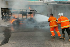 Truk Terbakar di Perempatan Arah Terminal Pringsewu, Lalu Lintas Macet Panjang