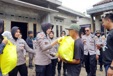  Polwan Bantu Korban Banjir di Pesawaran