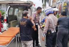 Pengemudi Ojol Tiba-Tiba Pingsan di Bandarlampung, Polisi Lalu Lintas Langsung Berikan Bantuan