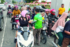  Mitra Grab Ngabuburit dengan Bagikan Ratusan Takjil di Lampung