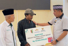 Bupati Pesawaran Serahkan Bantuan Bedah Rumah dari Baznas 