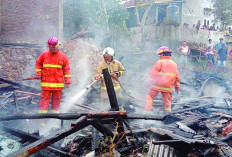 Diduga Korsleting Listrik, Dua Rumah di Bandar Lampung Ludes Terbakar