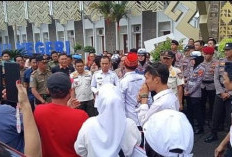 Demo Revitalisasi Pasar, Pedagang Minta Bupati Lampung Utara Hamartoni Ahadis Turun