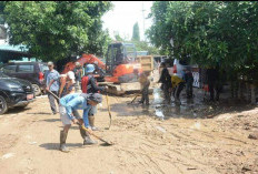 Pasca Banjir, Warga Berduka dan Bergelut dengan Lumpur 