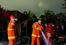 Jelang Sahur, Rumah Semi Permanen di Way Gubak Terbakar 