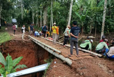 Pemkab Waykanan Tidak Perhatian, Warga Perbaiki Sendiri Jembatan 