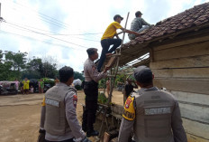 Polsek Tumijajar dan Tuba Tengah Lampun Bersama Warga Gotong Royong Perbaiki Rumah Rusak Akibat Puting Beliung