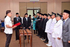   Lantik 8 Pejabat Administrator Bupati Egi Minta Pejabat Jangan Anti Kritik