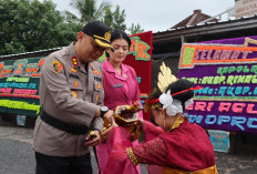 Tiba di Mapolres Tanggamus, AKBP Rivanda Disambut Tarian Adat Lampung dan Polisi Cilik