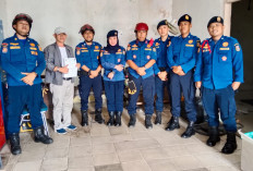Damkarmat Bandar Lampung Evakuasi Cincin dari Kaki Burung Perkutut Milik Warga