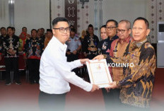 Bupati Tulangbawang Qudrotul Ikhwan Serahkan SK 60 CPNS 2024