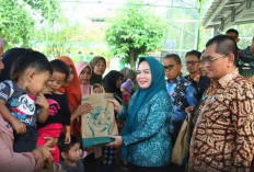 Aswarodi, Serahkan Bantuan Bapak Asuh Anak Stunting di Kotabumi