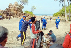 Satpolairud dan Warga Bersihkan Sampah Pantai Karang Bolong 