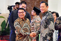 Rapat Kabinet, AHY Jabat Tangan Moeldoko di Istana 