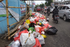 Warga Keluhkan Sampah Menumpuk di Pinggir Jalan Bandar Lampung