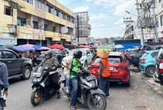 Jelang Libur Nataru, Kepadatan Lalu Lintas Meningkat di Kawasan Pasar Bambu Kuning