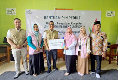 PLN Beri Bantuan Komputer ke SMP Muhammadiyah 2 Gading Rejo