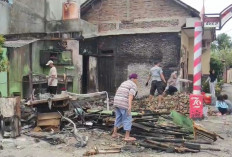 Diduga Korsleting Listrik, Satu Unit Rumah di Gang Waru, Kelurahan Kalibalau Kencana Ludes Terbakar