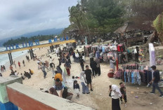 Wisatawan Padati Pantai Labuhan Jukung