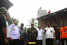 Bupati Pesawaran Lampung Tinjau Korban Angin Puting Beliung 