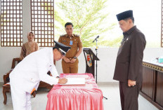 Pj. Bupati Lantik Pj Kepalo Tiyuh Gununterang 