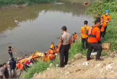 Penemuan 7 Mayat, Warga Lihat 20 Orang Basah Kuyup Keluar dari Tanggul Kali Bekasi