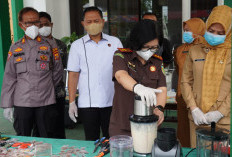 Kejari Metro Musnahkan Barang Bukti dari 41 Perkara Tindak Pidana