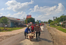 Polisi-Damkar Bersihkan Tumpahan Solar di Jalan Raya 