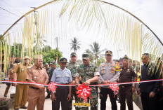 Karya Bhakti TNI 2024, Kodim 0421/Lamsel Bangun Jalan Beton 670 M di Desa Lumbirejo