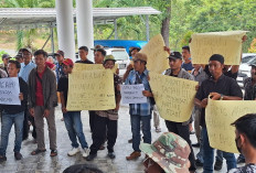 Geruduk BPN, Ratusan Warga Tuntut Pengembalian Lahan HGU PT Karisma di Way Kanan