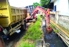  Cegah Banjir, Pemkot Keruk Saluran Air