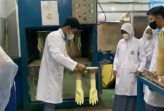  Sarung Tangan Karet Karya SMK SMTI Bandarlampung Tak Dikomersialkan