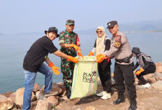 Peringati Hari Lingkungan Hidup, PLN Ajak Mahasiswa Gelar Aksi Bersih Pantai di Lampung