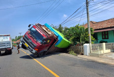 Truk Batubara Kecelakaan, Pecah Ban Tabrak Pagar Rumah Warga