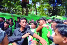  Ratusan Mahasiswa Unmal Tolak Rektor Baru Achmad Farich 