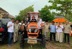 Anggota DPRD Lamteng Nuriyah Dampingi Anggota Komisi IV DPR RI Salurkan Alsintan Rp2 M untuk Petani