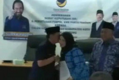 Mesranya, Herman HN Kecup Eva Dwiana saat Serahkan B1KWK