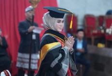 Dr. Mira Rozanna, Dari Praktisi Menuju Doktor