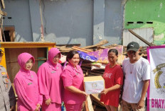 Bhayangkari Cabang Tanggamus Bantu Korban Banjir di Talangpadang 