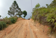 Jalan Wayngison–Menguk Masih Tanah Merah 