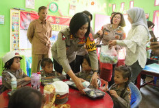 Polres Pesawaran Berikan Makanan 4 Sehat 5 Sempurna kepada Anak-Anak TK