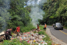  BPJN Tangani Tumpukan Sampah di Jalan Liwa-Krui