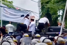Permintaan Maaf Bupati Pati Sudewo Disambut Lemparan Massa, Aksi Protes Memanas
