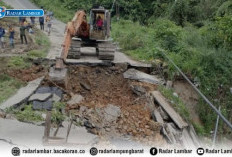 Tangani Jalan Amblas Seranggas, Dinas PUPR Lambar Kerahkan Excavator 