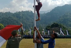 Heroik! Siswa SD Panjat Tiang Bendera Selamatkan Tali Putus Saat Upacara HUT RI