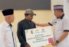 Bupati Pesawaran Serahkan Bantuan Bedah Rumah dari Baznas 