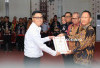 Bupati Tulangbawang Qudrotul Ikhwan Serahkan SK 60 CPNS 2024