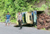  Gagal Menanjak, Truk Terbalik