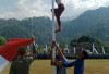 Heroik! Siswa SD Panjat Tiang Bendera Selamatkan Tali Putus Saat Upacara HUT RI